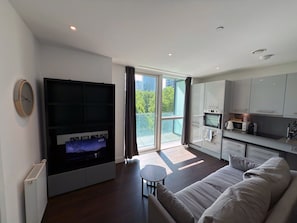 Apartment, Roll-in Shower | Living area | Flat-screen TV - Charles Hope Apartment Canary Wharf (London)