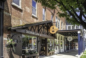 Ein Geschäft mit einem Schild für 'Elicottville Coffee Co.' und 'Alpine Bistro'.