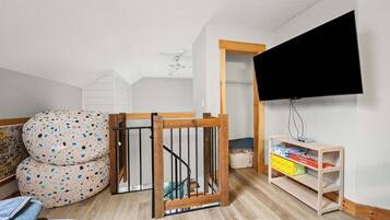 2 habitaciones, escritorio y tabla de planchar con plancha