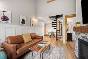 Fernseher, Kamin, Videospiele, Stereoanlage