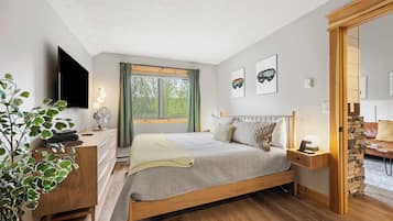 2 soverom, skrivebord, strykejern/-brett og reiseseng for barn