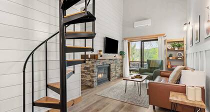 King Bed, A/C, Pickleball, Patio w/ Grill