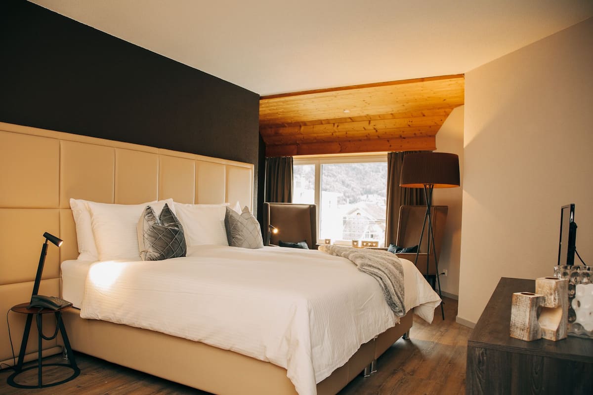 Hypo-allergenic bedding, in-room safe, desk, blackout curtains