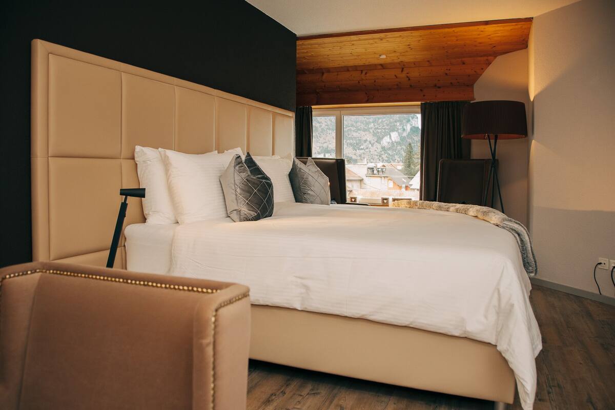 1 bedroom, hypo-allergenic bedding, in-room safe, desk