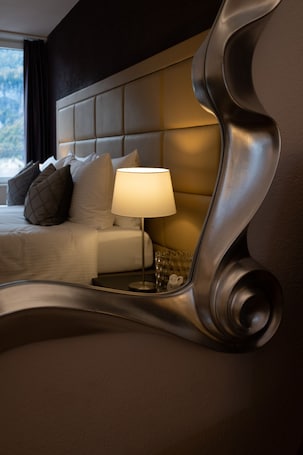 Ropa de cama hipoalergénica y caja de seguridad en la habitación