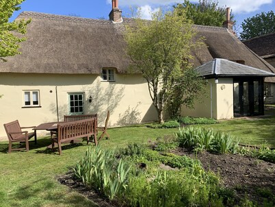 Delightful thatched cottage in beautiful sleepy Dorset village and countryside