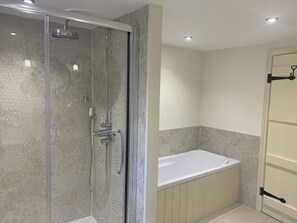 Baignoire, serviettes fournies, papier toilette