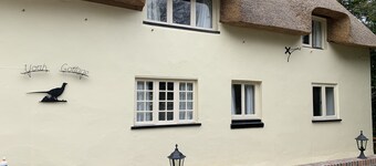 Delightful thatched cottage in beautiful sleepy Dorset village and countryside