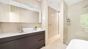 Bathtub, towels - Normandie Park, Exeter (Exeter)