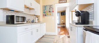 Charming Brick Bungalow Steps from JMU Fenced backyard 30 day min