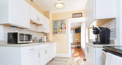 Charming Brick Bungalow Steps from JMU Fenced backyard 30 day min