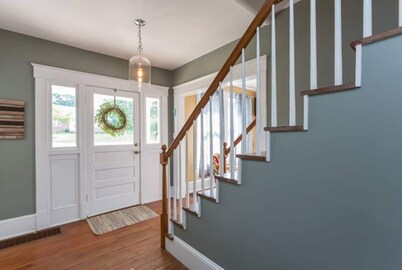 Charming Brick Bungalow Steps from JMU Fenced backyard 30 day min