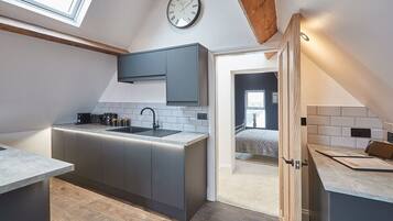 Jääkaappi, mikroaaltouuni, uuni, liesi