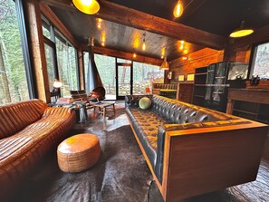 TV, fireplace - The Ledge @ Lost Cavern (Benton Township)