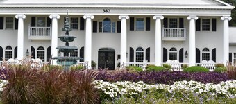 Overlooking Golf Course Villa 1408 with Full Kitchen Close to Calabash by RedAwning