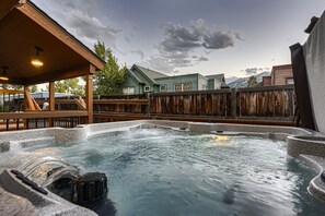 Casa, varias habitaciones | Tina de hidromasaje al aire libre