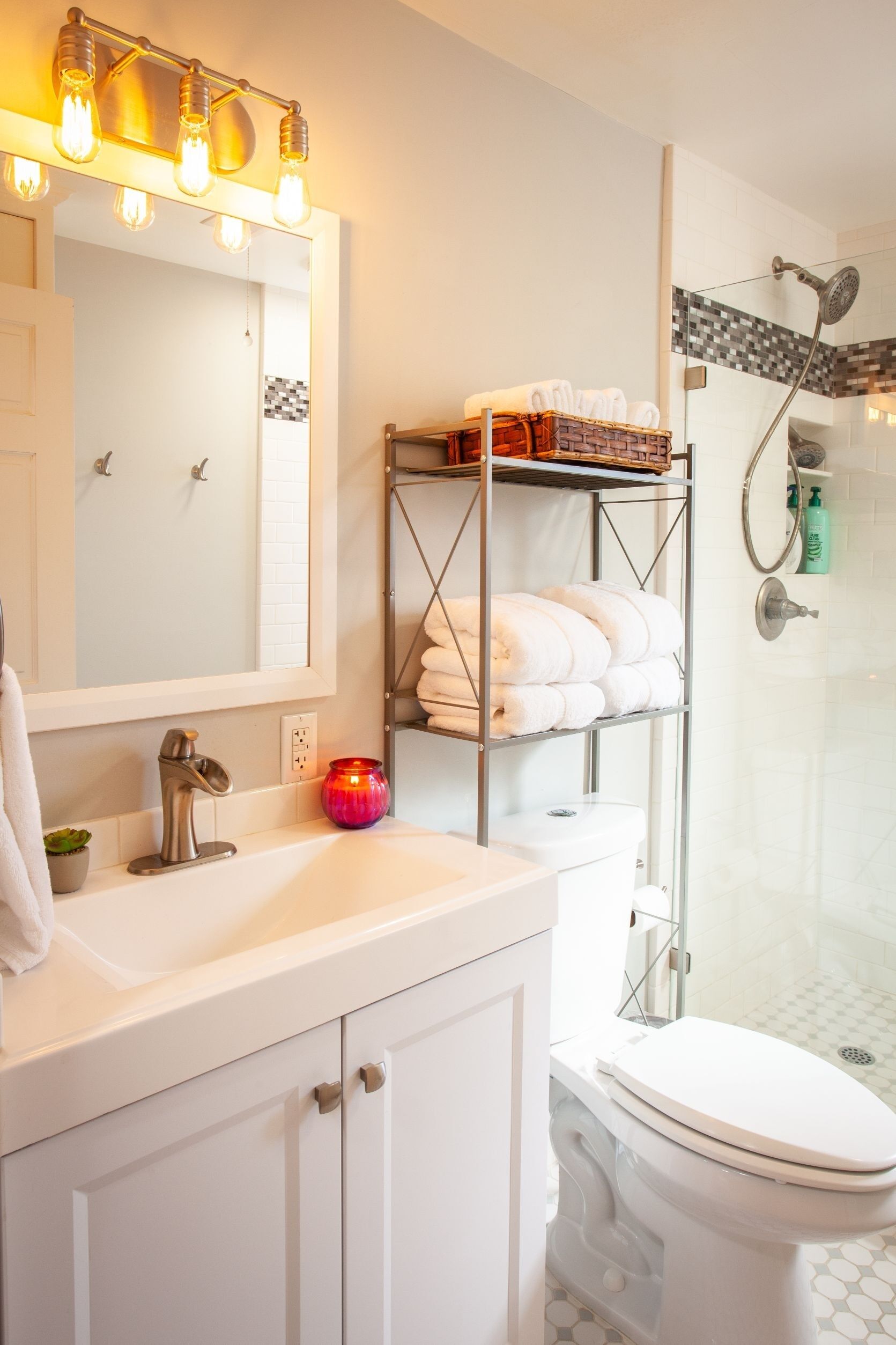 Cute And Relaxing 2br House In Cherry Street District 2 Bedroom Home by Redawning