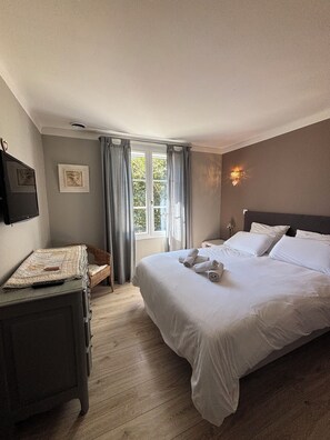 4 bedrooms, iron/ironing board, WiFi, bed sheets