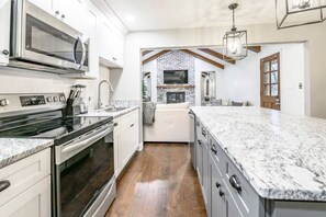 Jääkaappi, mikroaaltouuni, uuni, liesi