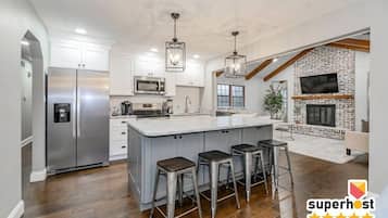 Kylskåp, mikrovågsugn, ugn och spishäll