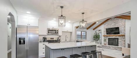 Køleskab, mikrobølgeovn, ovn, kogeplade