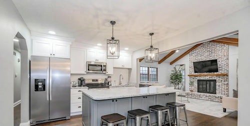 Fully Renovated | Finished Basement | Luxury Beds | Games