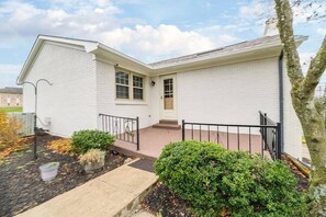 Exterior - Fully Renovated | Finished Basement | Luxury Beds | Games (Lexington)