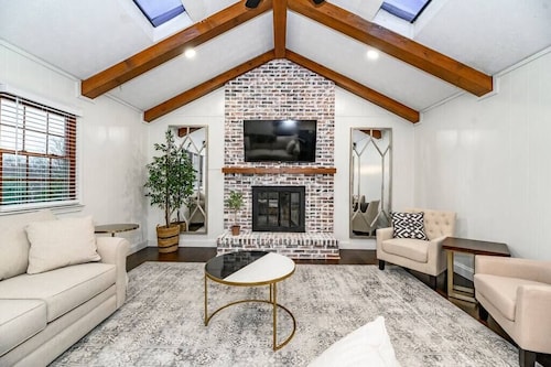 Fully Renovated | Finished Basement | Luxury Beds | Games