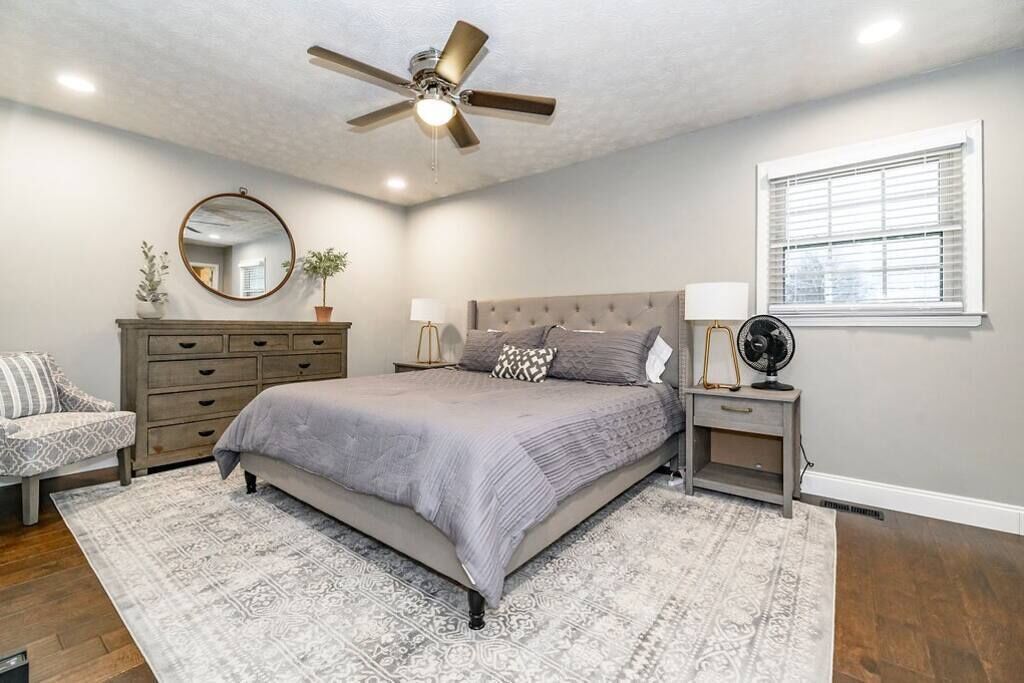 4 sovrum, skrivbord, strykjärn/strykbräda och resesäng