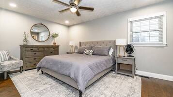 4 sovrum, skrivbord, strykjärn/strykbräda och resesäng