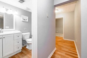 Bathtub, hair dryer, towels, shampoo - Fully Renovated | Finished Basement | Luxury Beds | Games (Lexington)