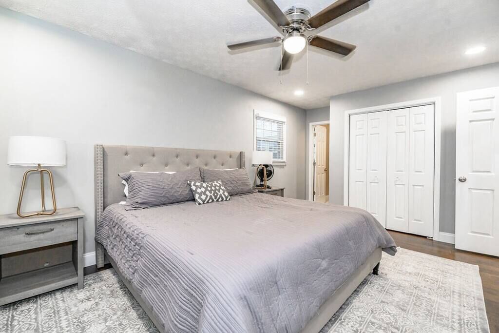 4 bedrooms, desk, iron/ironing board, travel crib