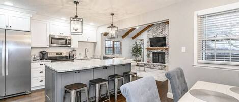 Réfrigérateur, micro-ondes, four, plaque de cuisson