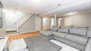 Platt-tv, eldstad och kontor