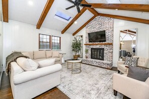 Taulutelevisio, takka, työhuone