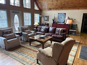 TV, fireplace, DVD player - Ascendere - Amazing mountain views, 3 bedroom, 2 bath, central heat/AC, private. (Maggie Valley)