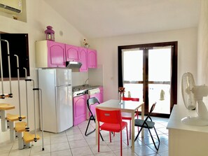 Standard Condo | Private kitchen | Full-sized fridge, oven, stovetop, cookware/dishes/utensils - Residence L'Ancora (Castelsardo)
