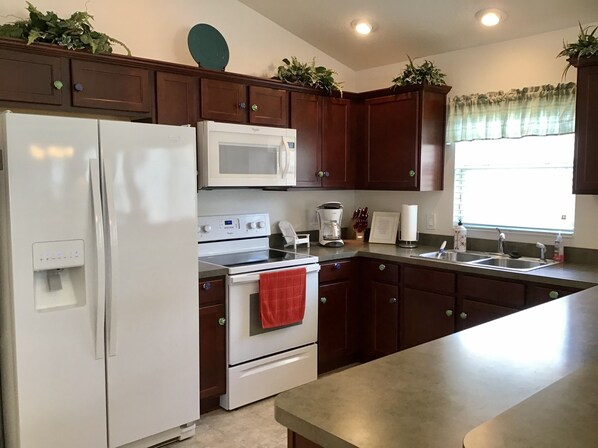Refrigerador, microondas, horno, placa de cocina