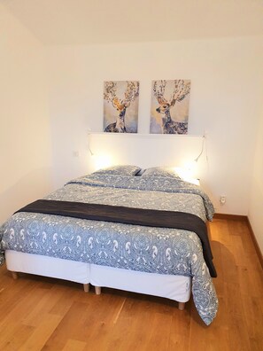 1 habitación, tabla de planchar con plancha y ropa de cama 