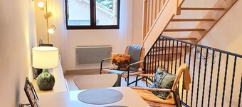 Tournon-Sur-Rhone / Street house at the foot of the vineyards