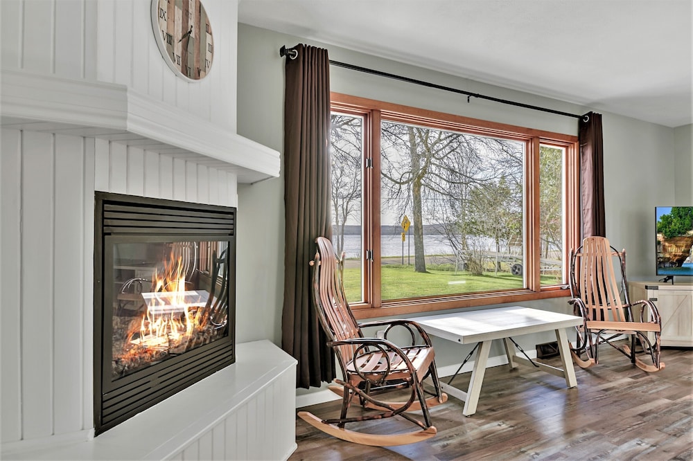 The AuTrain Lake House, Newly renovated home on Autrain Lake near Pictured Rocks