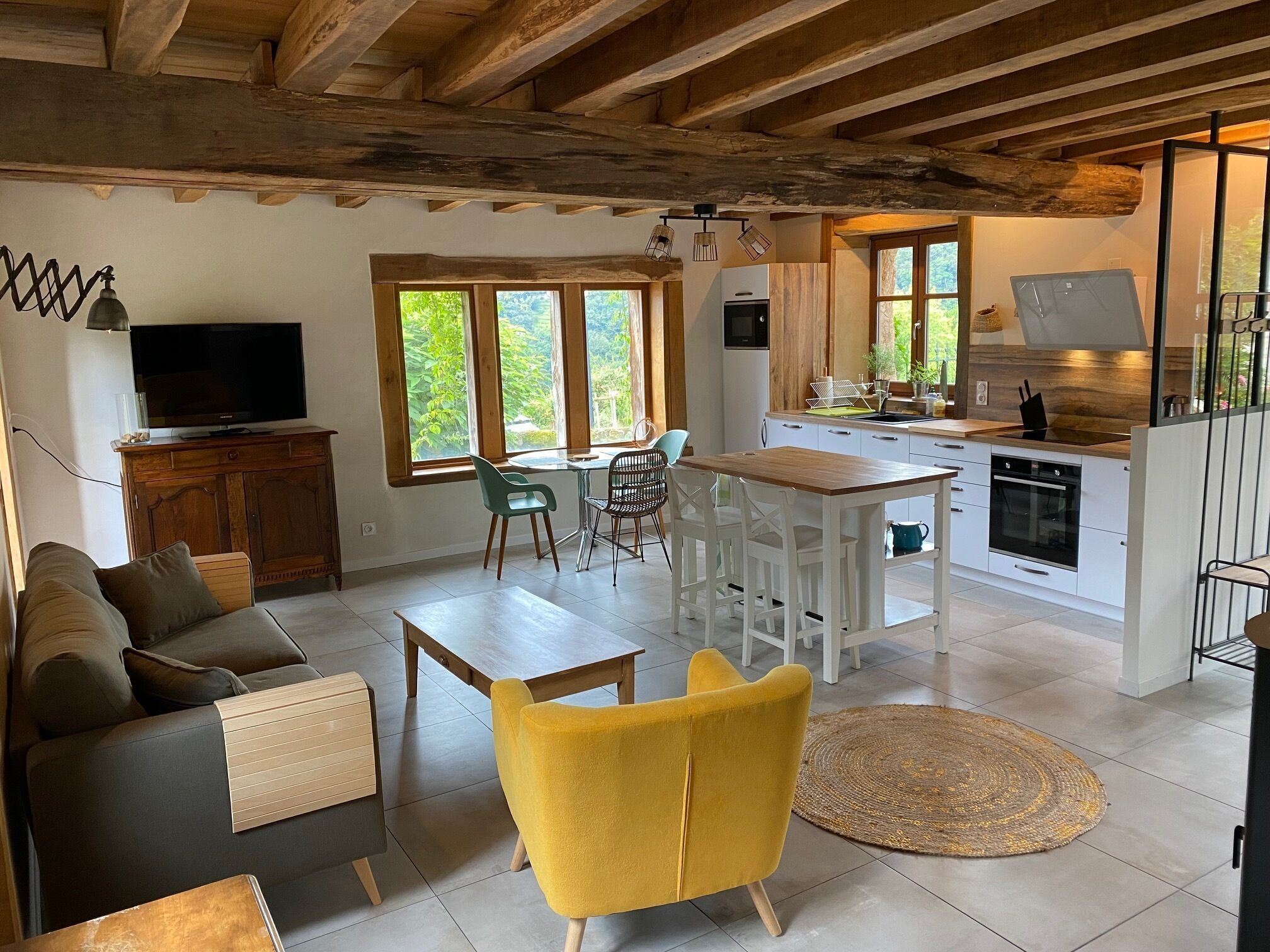 Luxury Cottage, Ensuite (Doux Refuge) | Private kitchen | Highchair