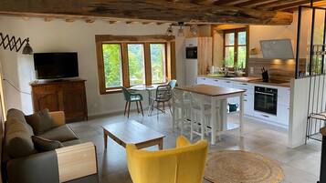 Luxury Cottage, Ensuite (Doux Refuge) | Private kitchen | Highchair