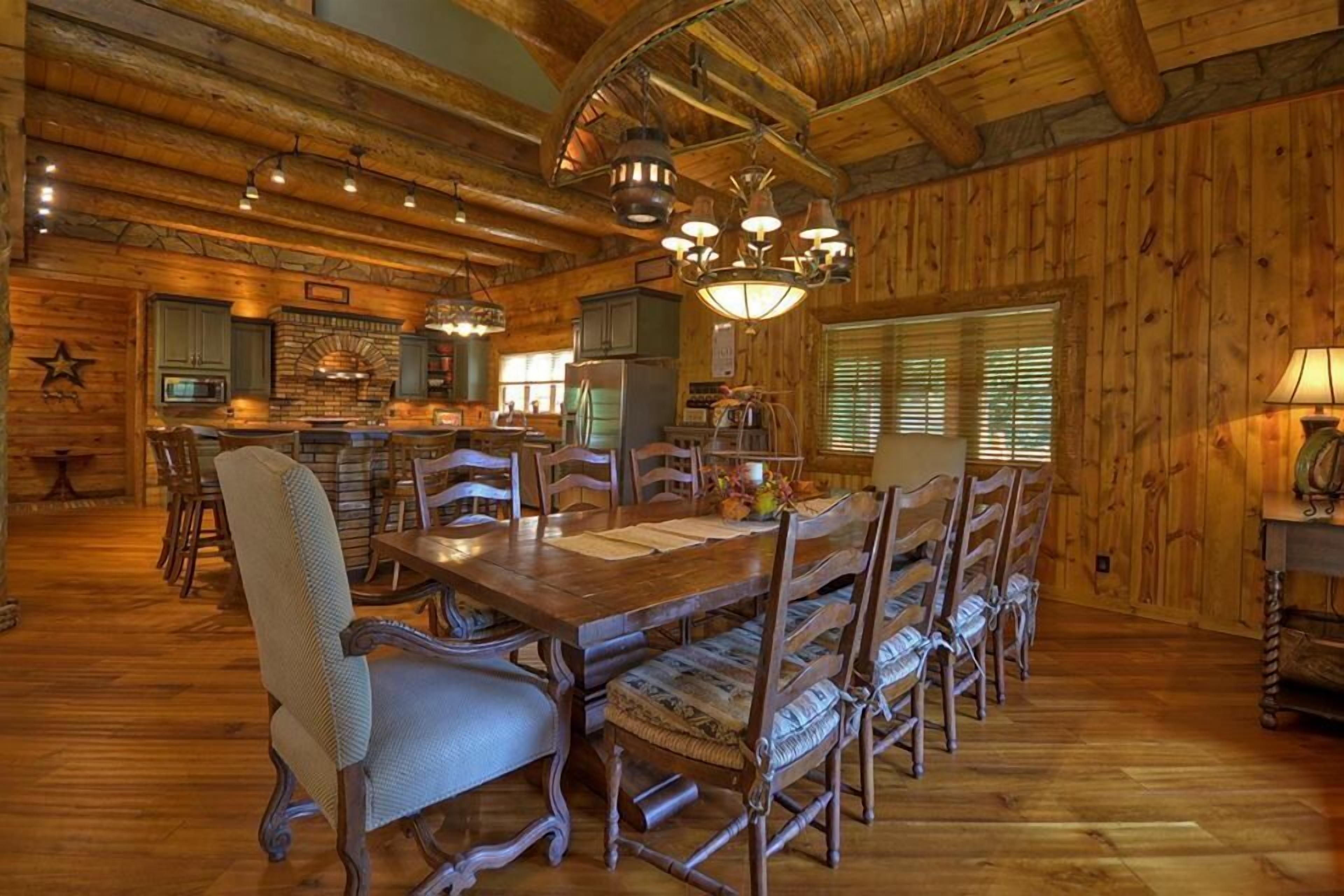 Pet friendly! *Free Whitewater Rafting & Ziplining* Fox Run Lodge-- Minutes to Downtown Blue Ridge Shops and Dining