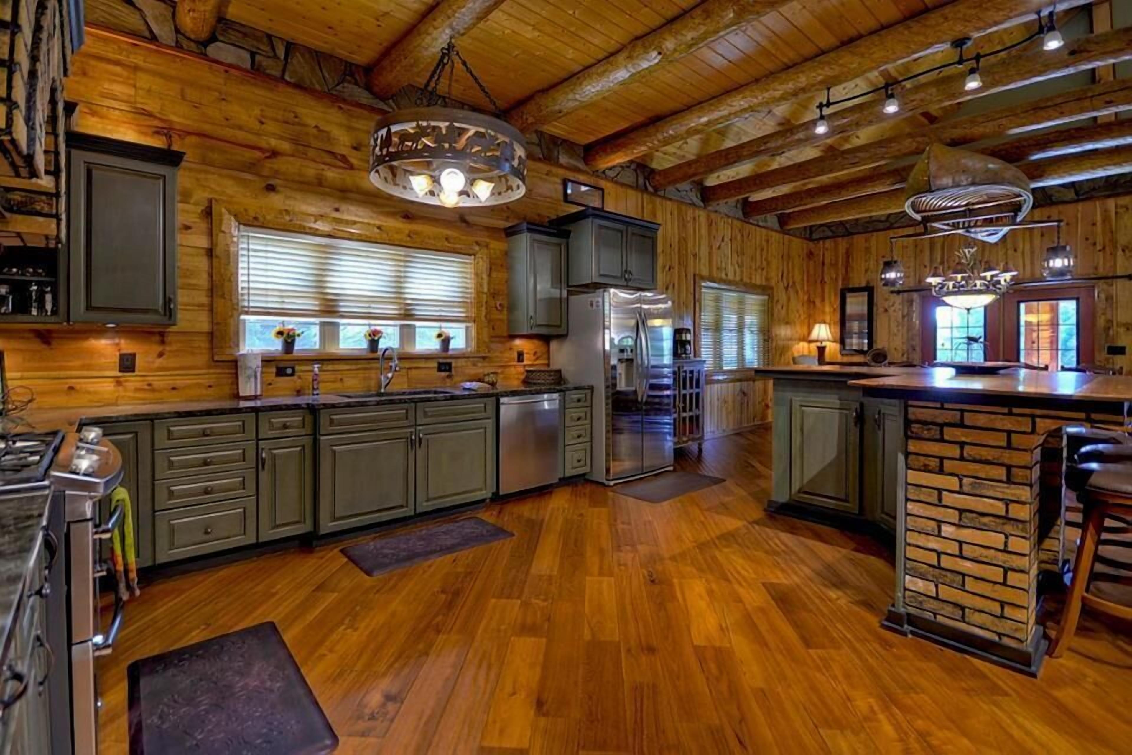 Pet friendly! *Free Whitewater Rafting & Ziplining* Fox Run Lodge-- Minutes to Downtown Blue Ridge Shops and Dining