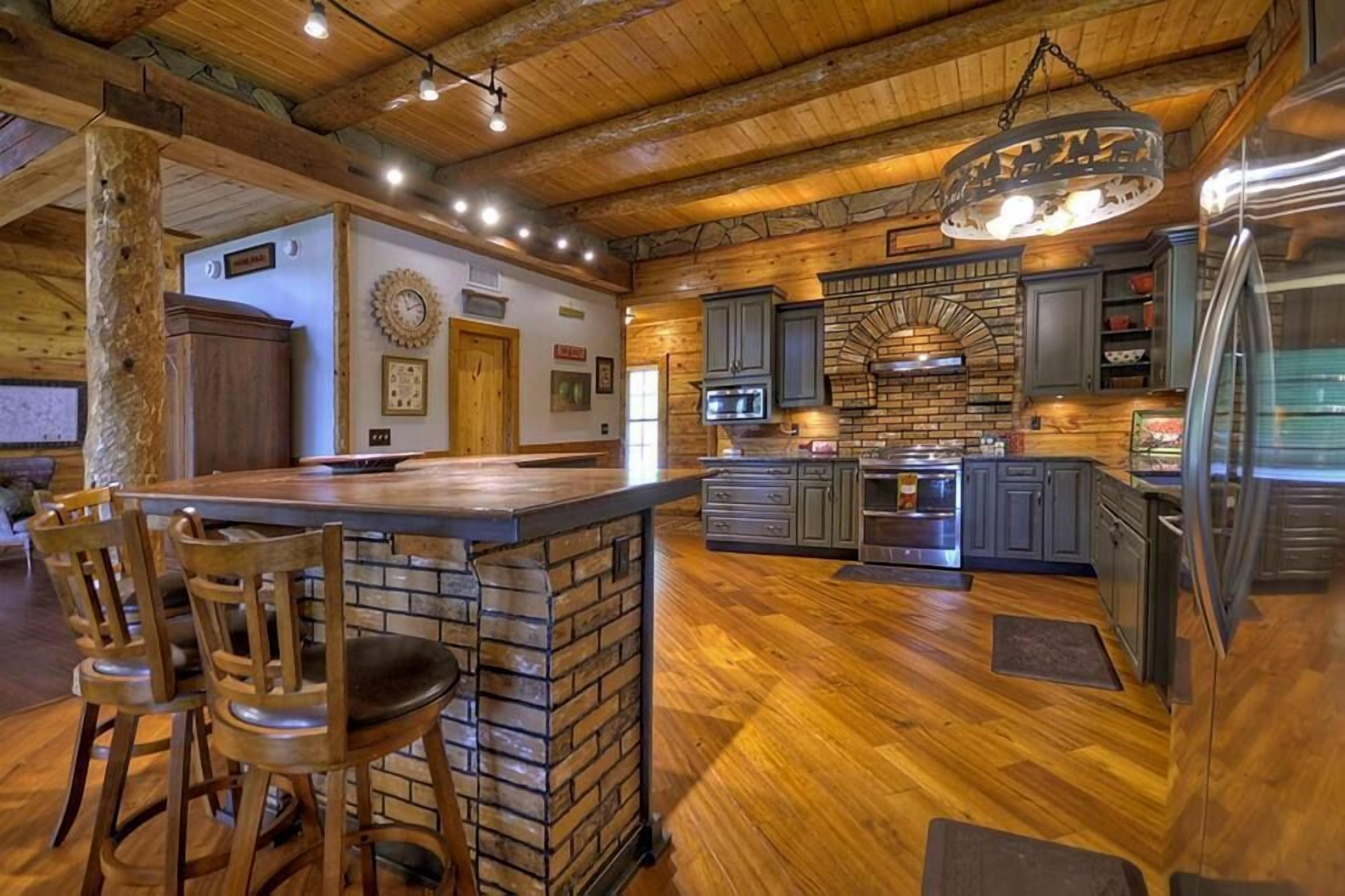 Pet friendly! *Free Whitewater Rafting & Ziplining* Fox Run Lodge-- Minutes to Downtown Blue Ridge Shops and Dining