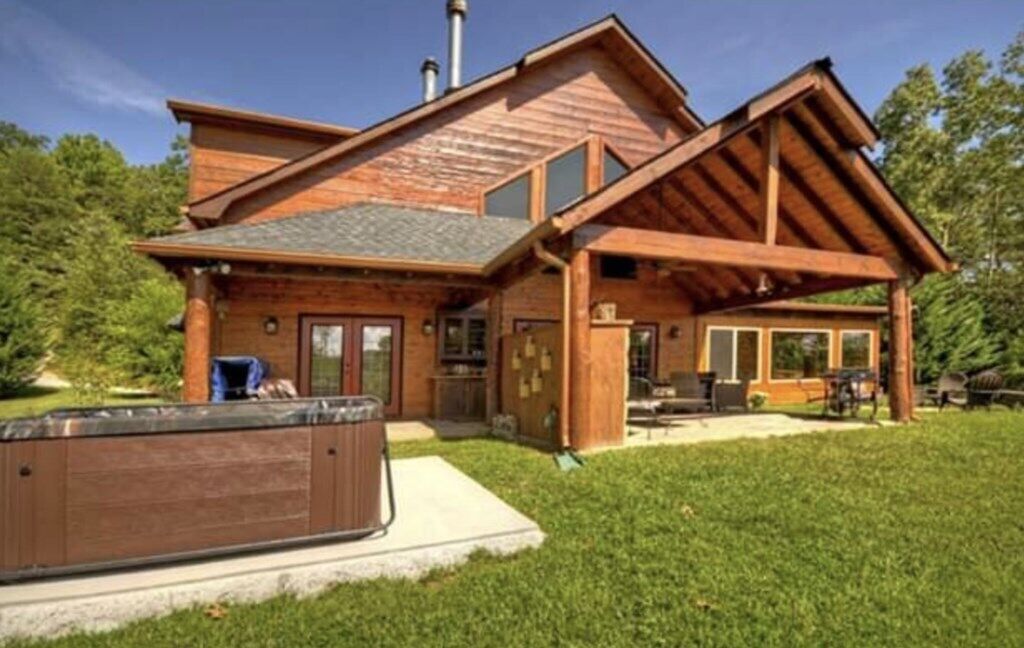 Pet friendly! *Free Whitewater Rafting & Ziplining* Fox Run Lodge-- Minutes to Downtown Blue Ridge Shops and Dining