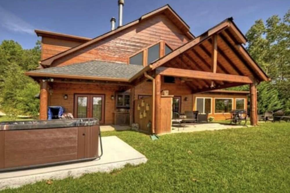 Pet friendly! *Free Whitewater Rafting & Ziplining* Fox Run Lodge-- Minutes to Downtown Blue Ridge Shops and Dining
