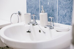 وحدات دش مع أحواض استحمام، مجففات شعر، مناشف، صابون