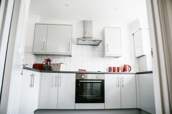 ثلاجة، ميكروويف، فرن، موقد طهي مسطح